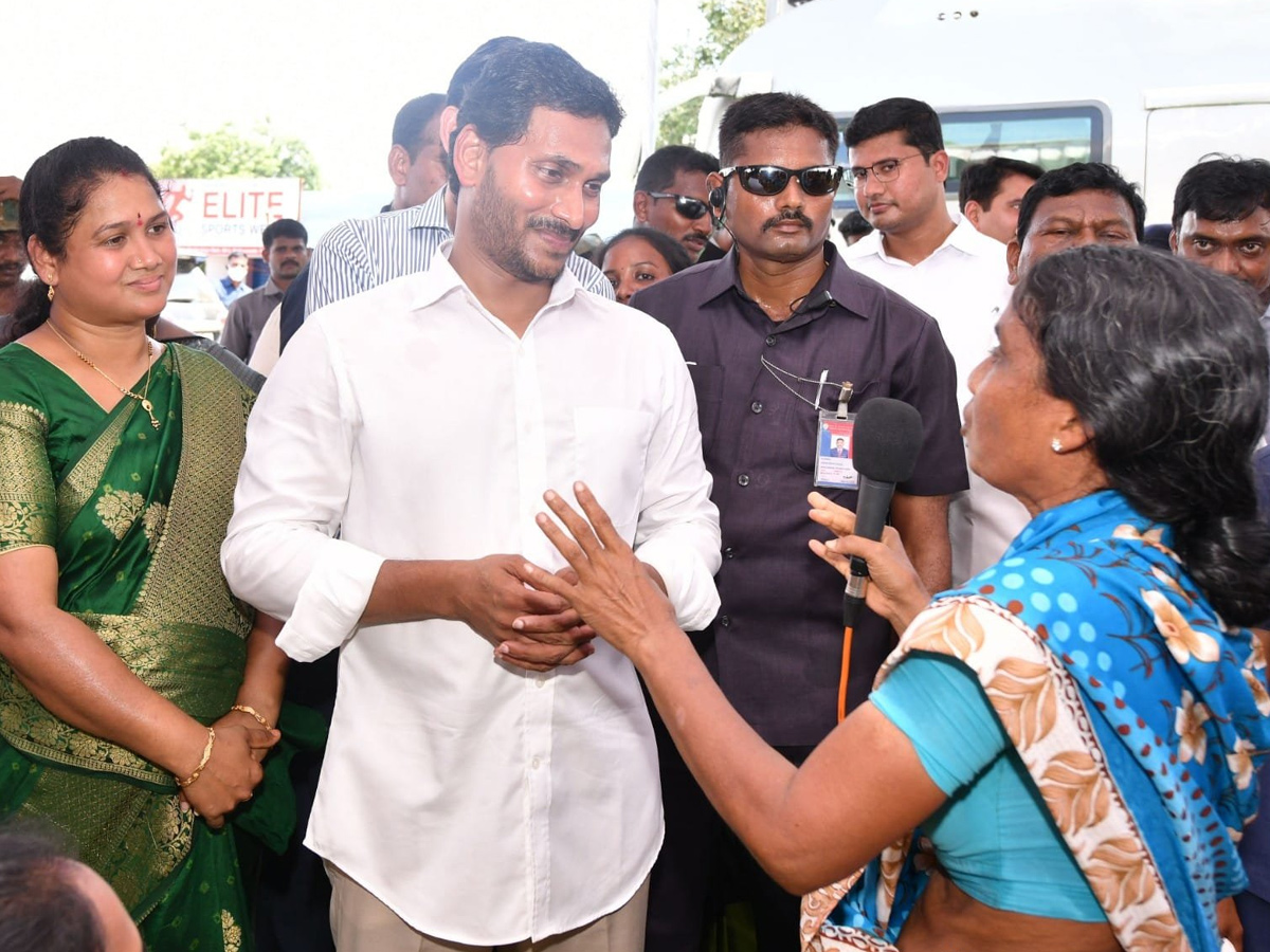 CM YS Jagan Tours Flood hit Villages Day 2 Photo Gallery - Sakshi22