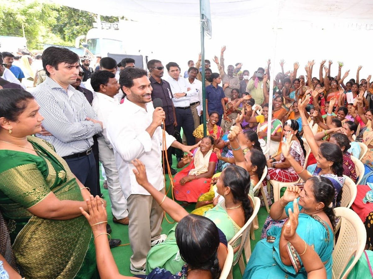 CM YS Jagan Tours Flood hit Villages Day 2 Photo Gallery - Sakshi23