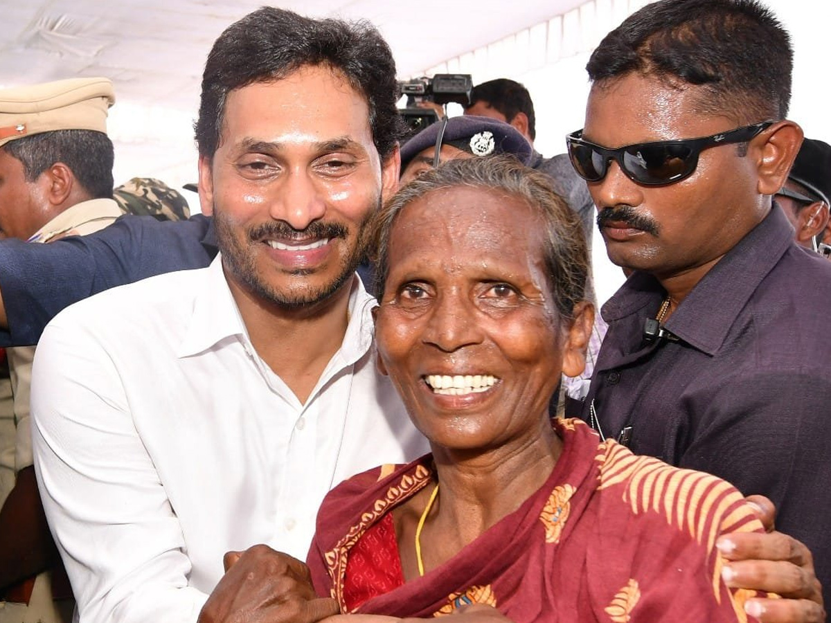 CM YS Jagan Tours Flood hit Villages Day 2 Photo Gallery - Sakshi24