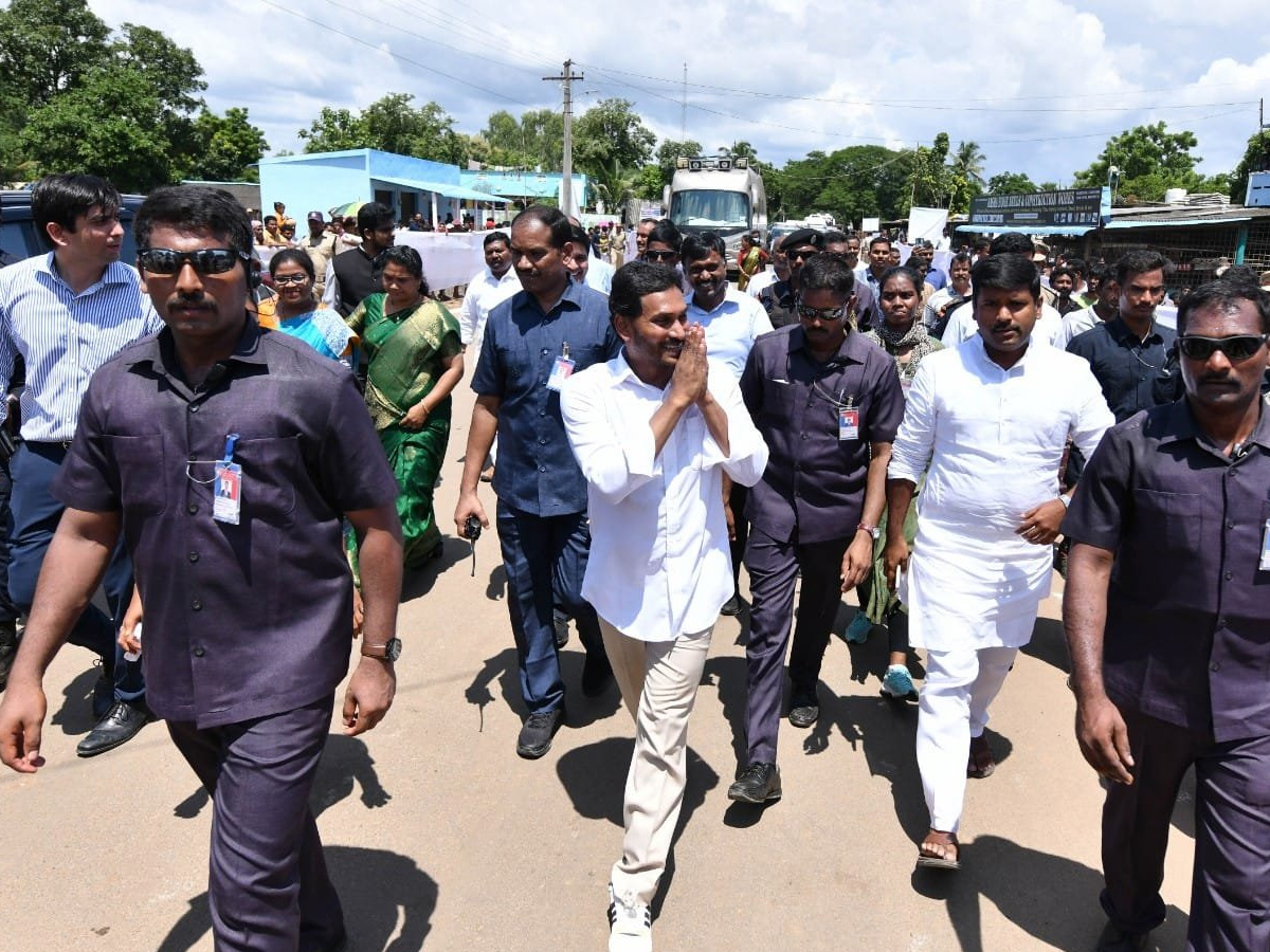 CM YS Jagan Tours Flood hit Villages Day 2 Photo Gallery - Sakshi25