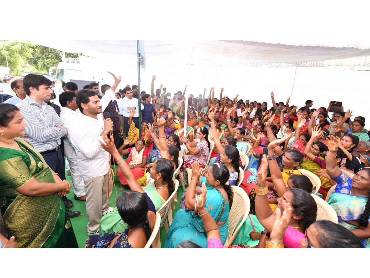 CM YS Jagan Tours Flood hit Villages Day 2 Photo Gallery - Sakshi31