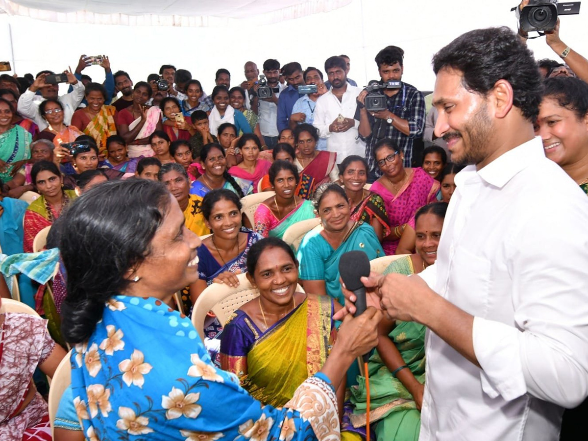 CM YS Jagan Tours Flood hit Villages Day 2 Photo Gallery - Sakshi32