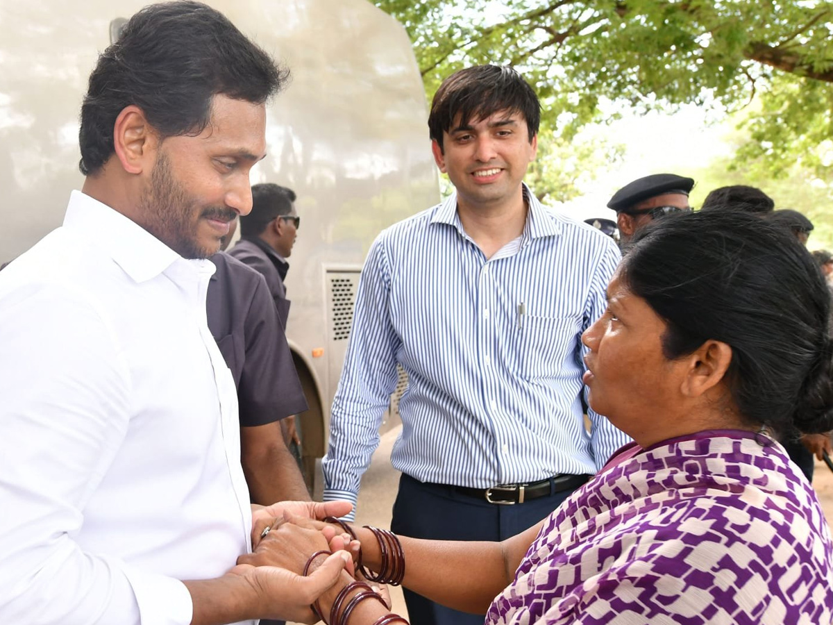 CM YS Jagan Tours Flood hit Villages Day 2 Photo Gallery - Sakshi33