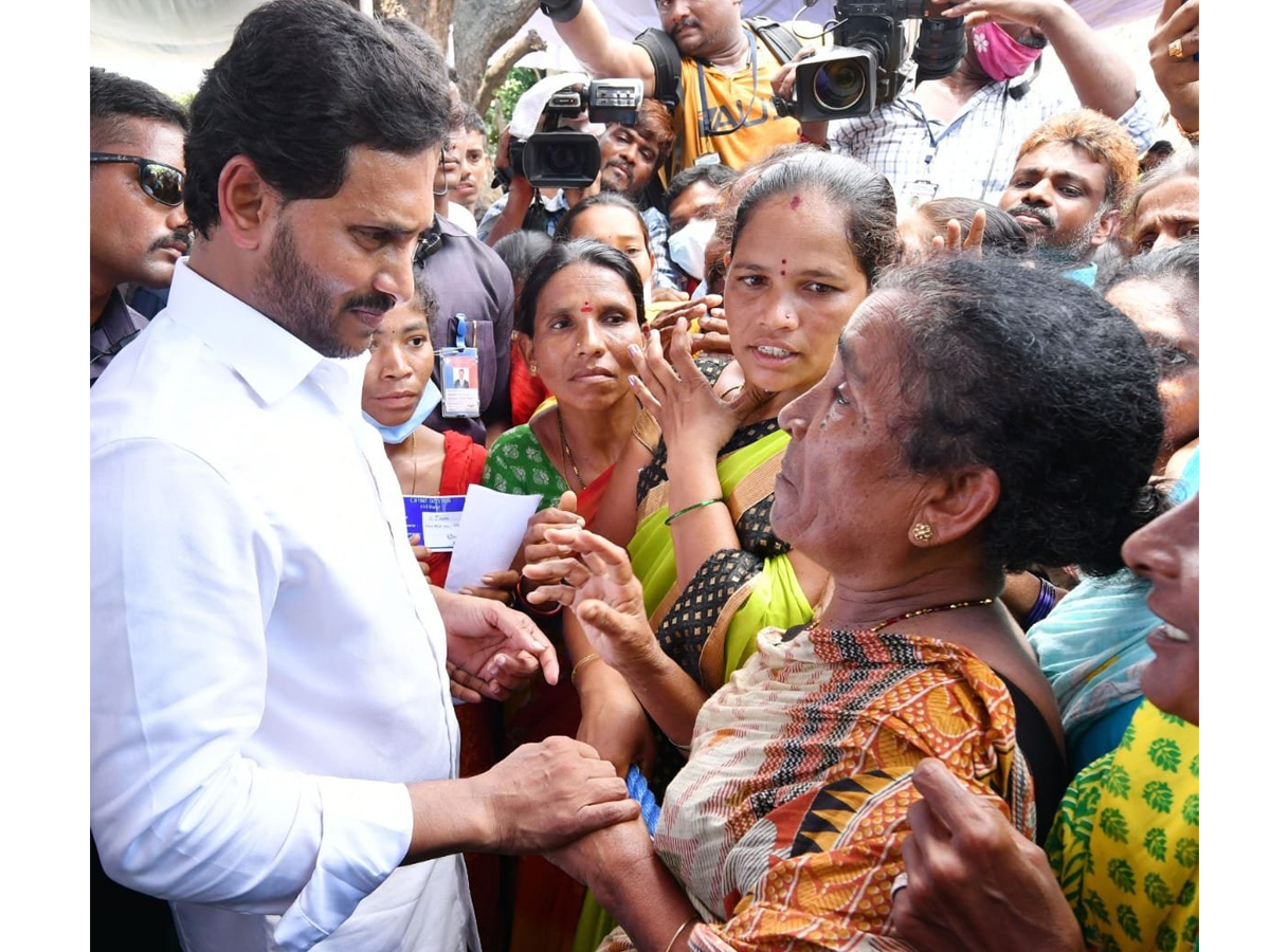 CM YS Jagan Tours Flood hit Villages Day 2 Photo Gallery - Sakshi35