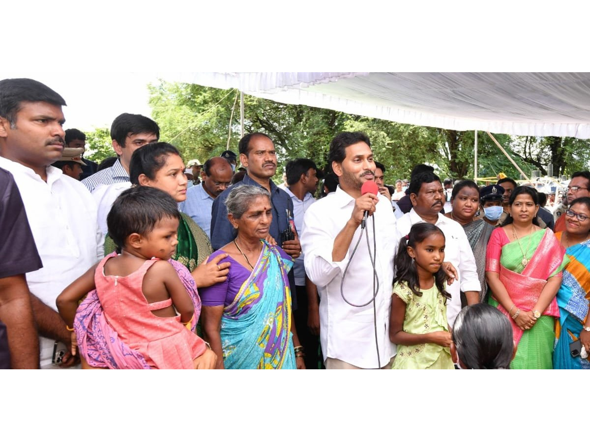 CM YS Jagan Tours Flood hit Villages Day 2 Photo Gallery - Sakshi36