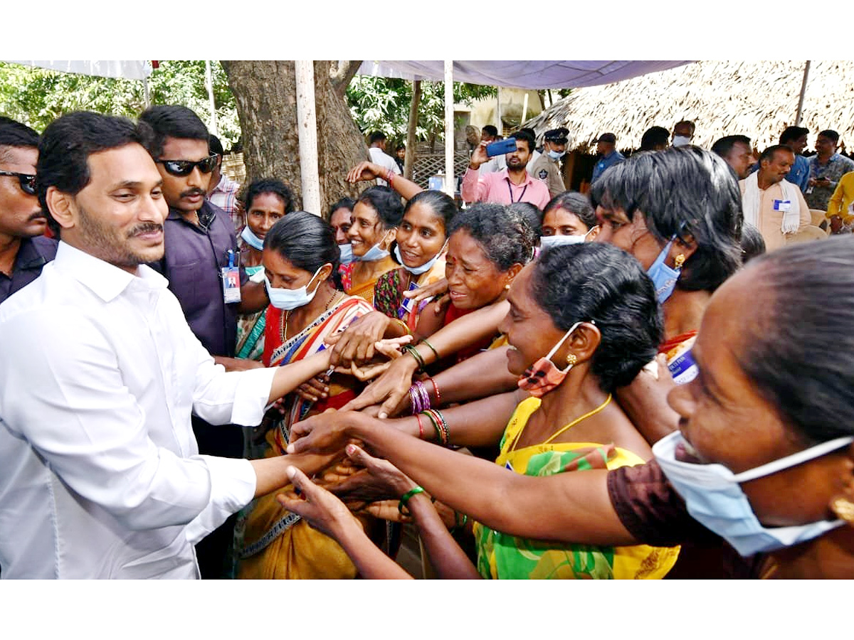 CM YS Jagan Tours Flood hit Villages Day 2 Photo Gallery - Sakshi37