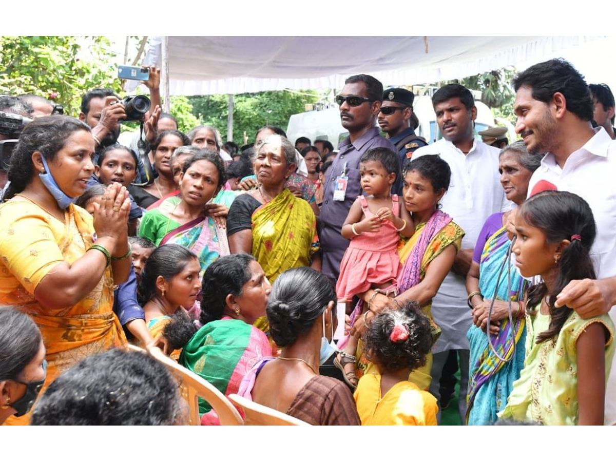 CM YS Jagan Tours Flood hit Villages Day 2 Photo Gallery - Sakshi38