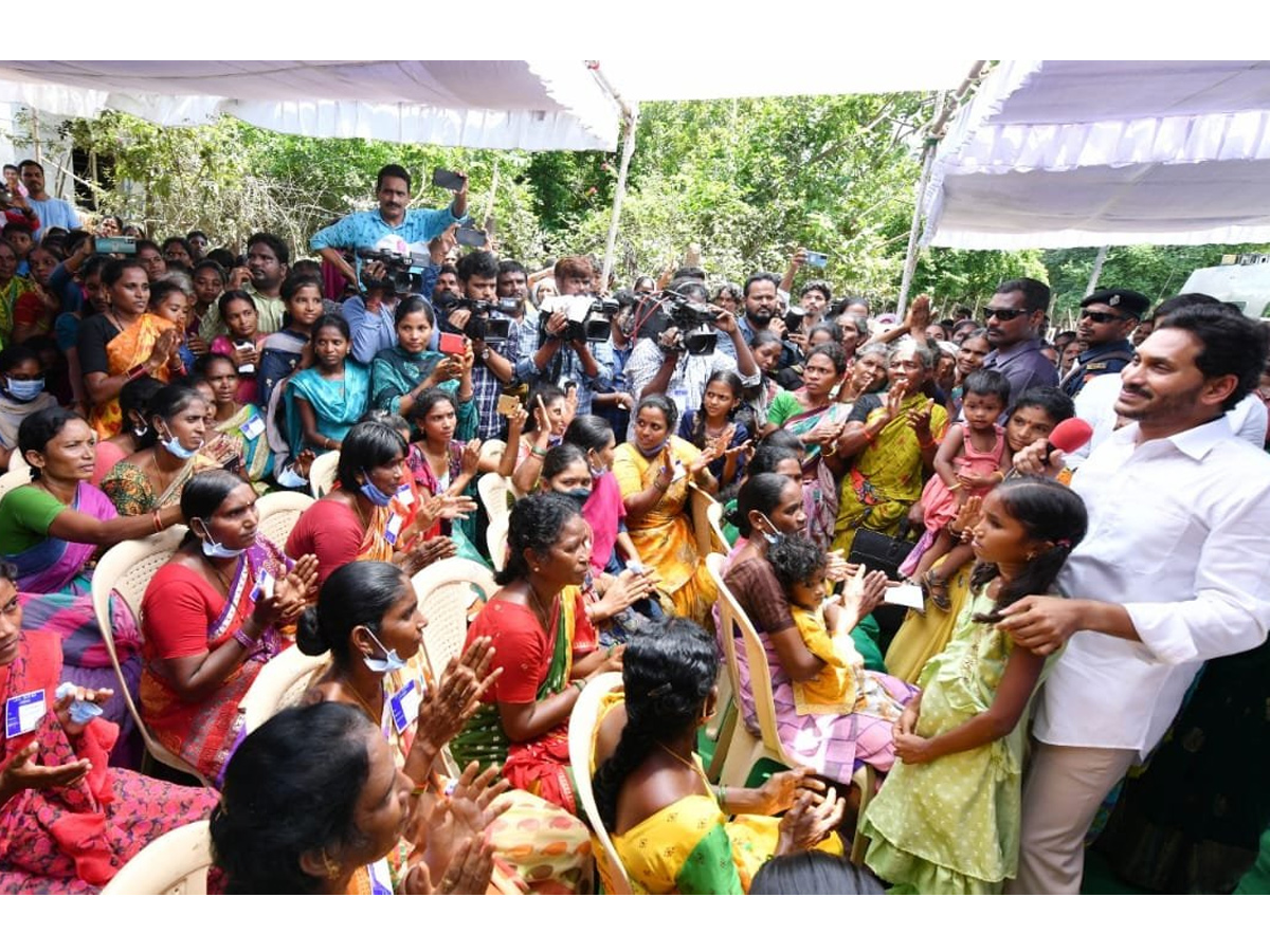 CM YS Jagan Tours Flood hit Villages Day 2 Photo Gallery - Sakshi39