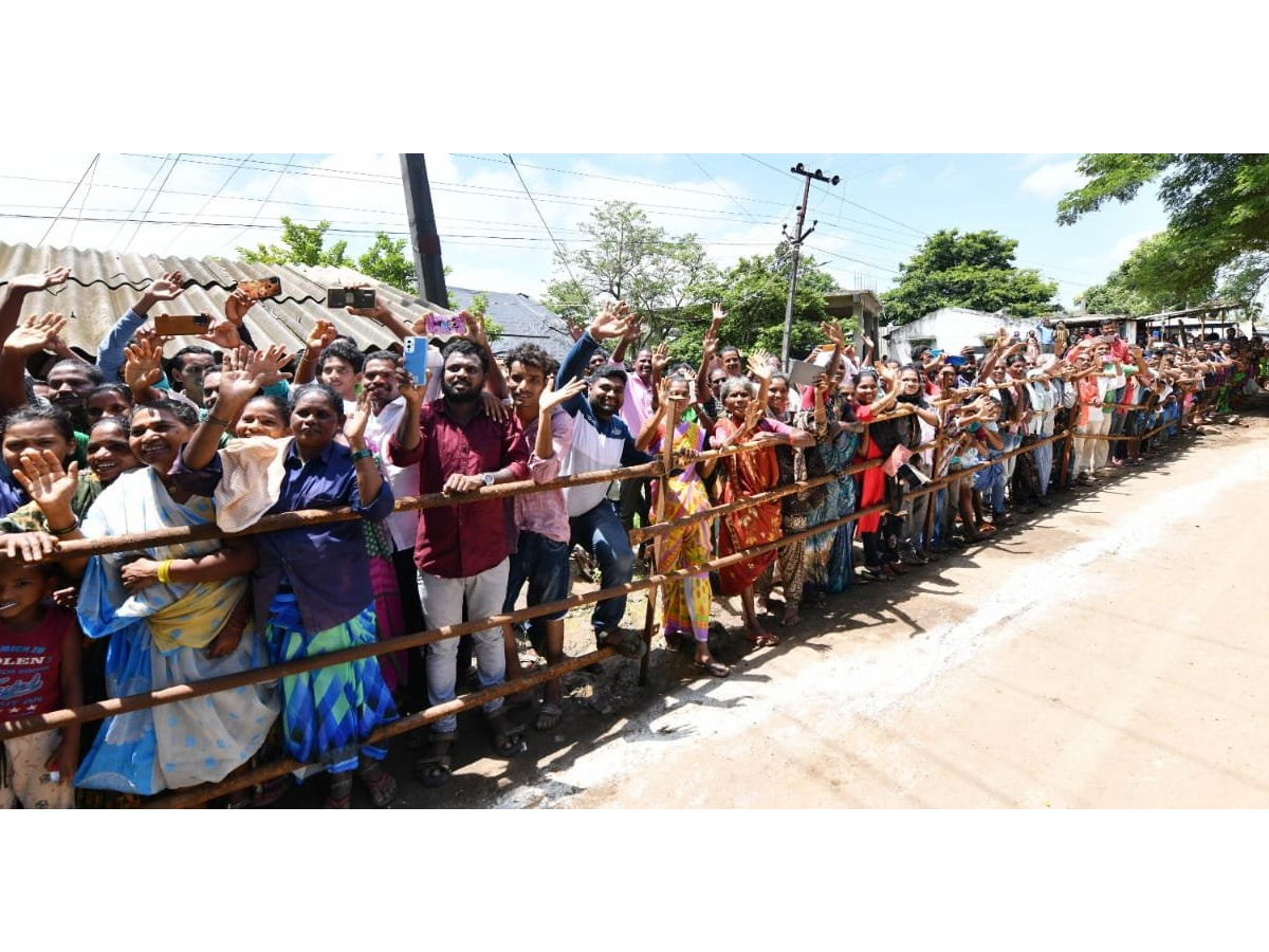 CM YS Jagan Tours Flood hit Villages Day 2 Photo Gallery - Sakshi43