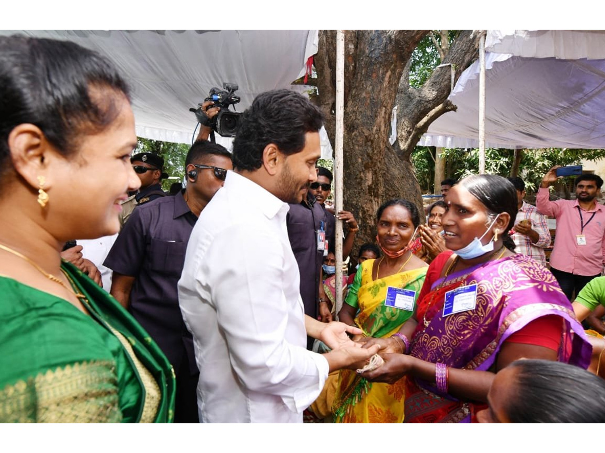 CM YS Jagan Tours Flood hit Villages Day 2 Photo Gallery - Sakshi44