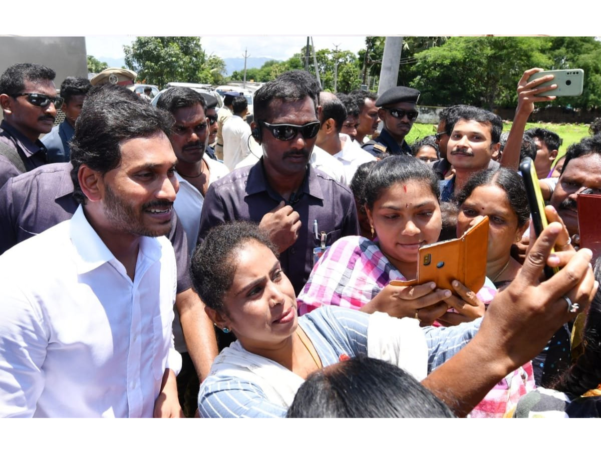 CM YS Jagan Tours Flood hit Villages Day 2 Photo Gallery - Sakshi47