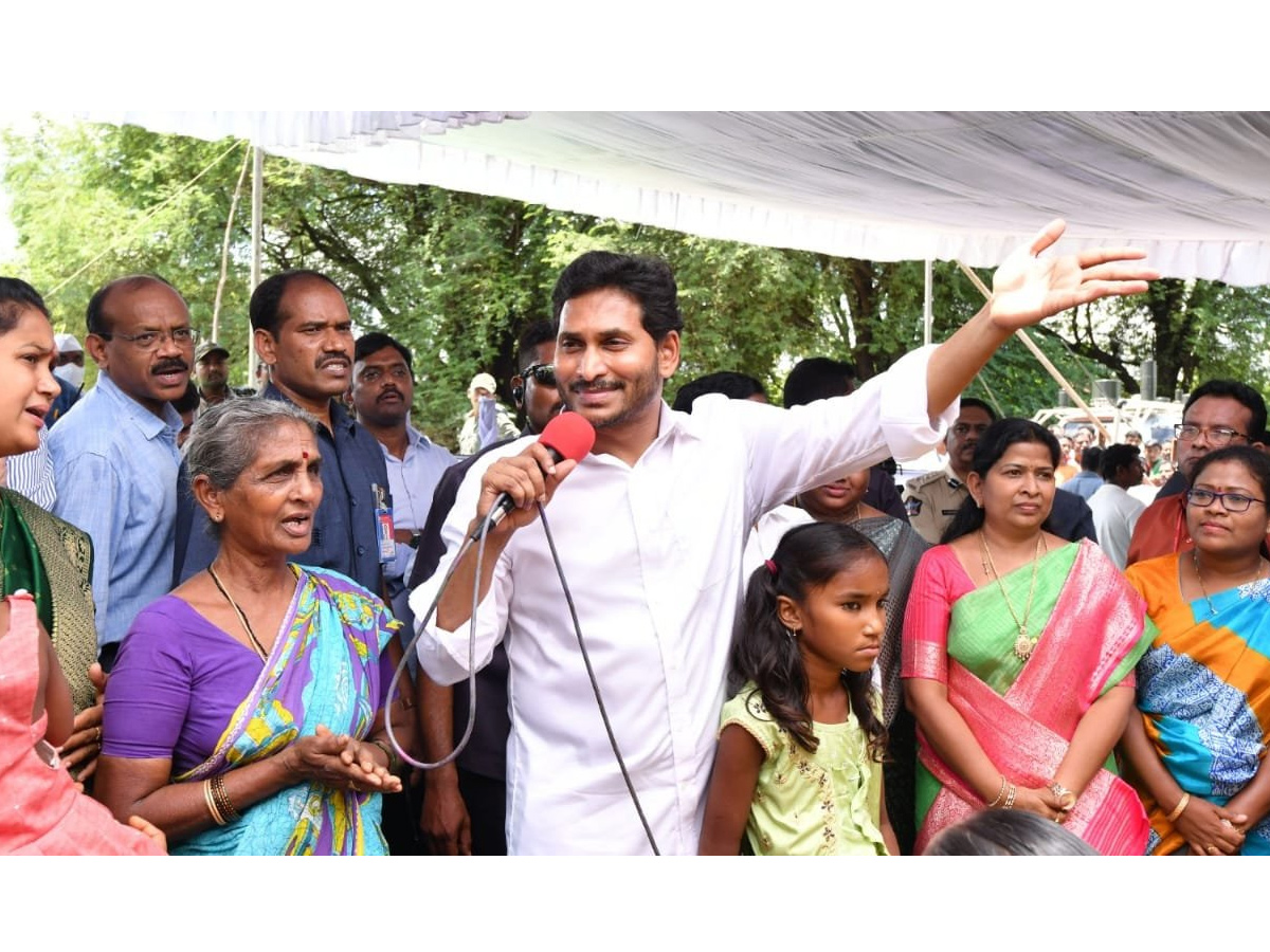 CM YS Jagan Tours Flood hit Villages Day 2 Photo Gallery - Sakshi6