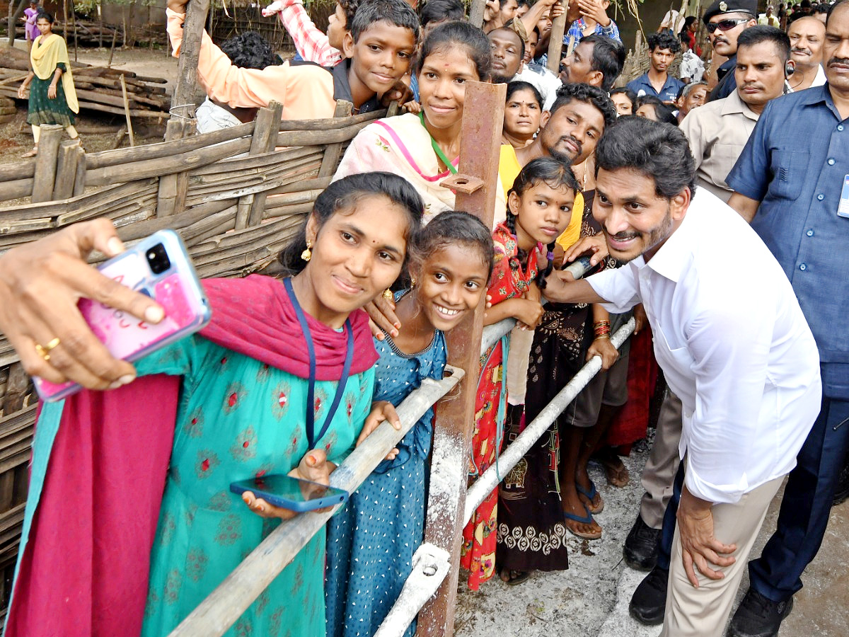 CM YS Jagan Tours Flood hit Villages Day 2 Photo Gallery - Sakshi51