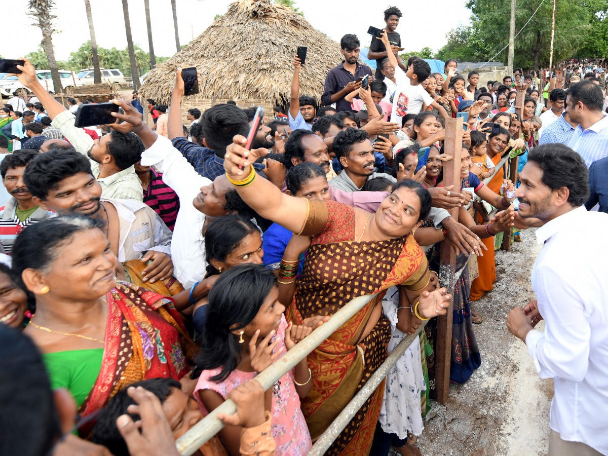 CM YS Jagan Tours Flood hit Villages Day 2 Photo Gallery - Sakshi52