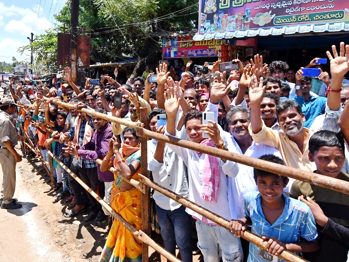 CM YS Jagan Tours Flood hit Villages Day 2 Photo Gallery - Sakshi8