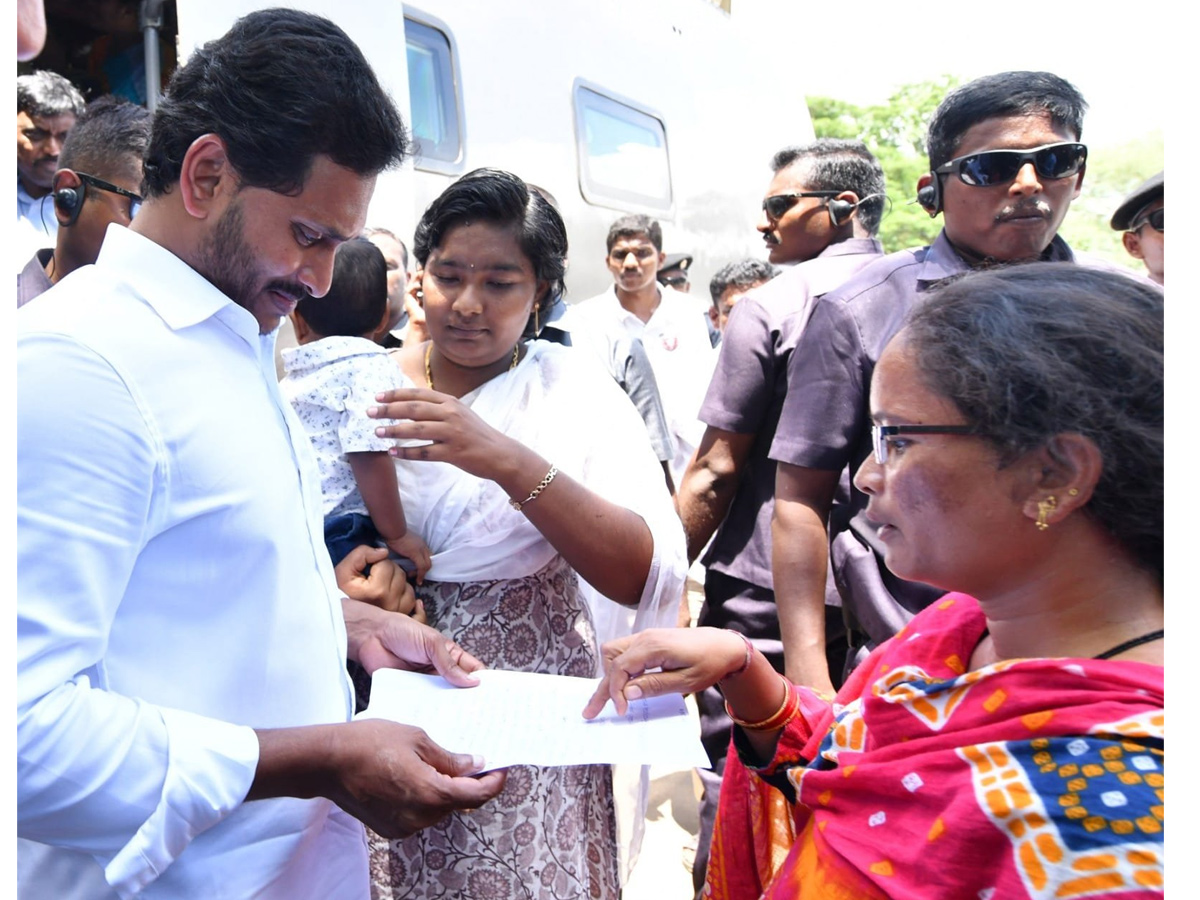 CM YS Jagan Tours Flood hit Villages Day 2 Photo Gallery - Sakshi9