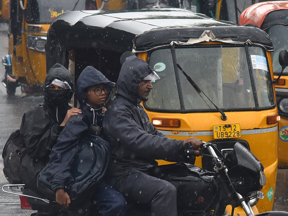 Heavy rainfall predicted in parts of Hyderabad Photo Gallery - Sakshi11