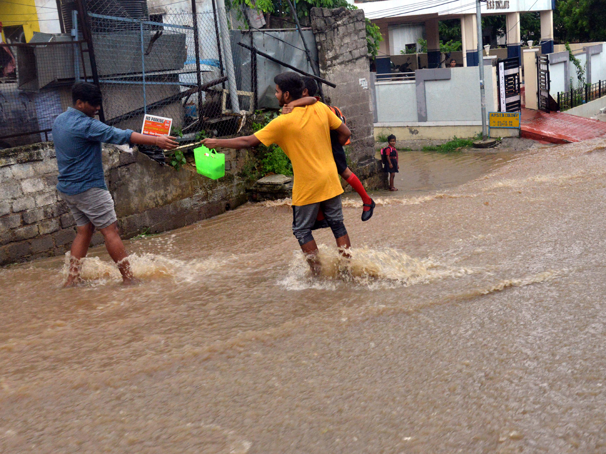 Heavy rainfall predicted in parts of Hyderabad Photo Gallery - Sakshi12