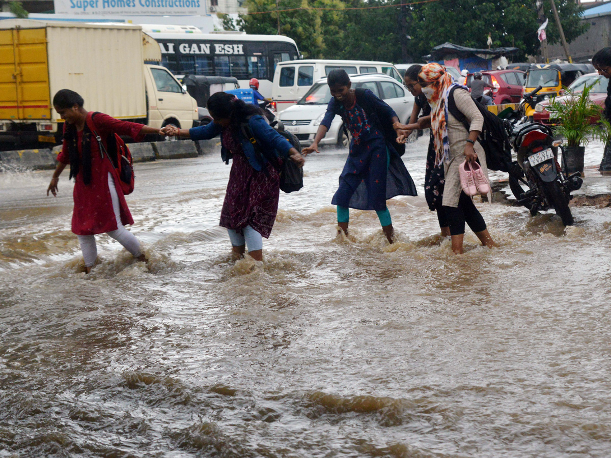 Heavy rainfall predicted in parts of Hyderabad Photo Gallery - Sakshi13