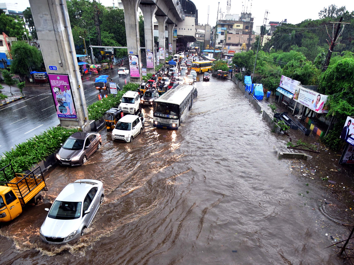 Heavy rainfall predicted in parts of Hyderabad Photo Gallery - Sakshi1