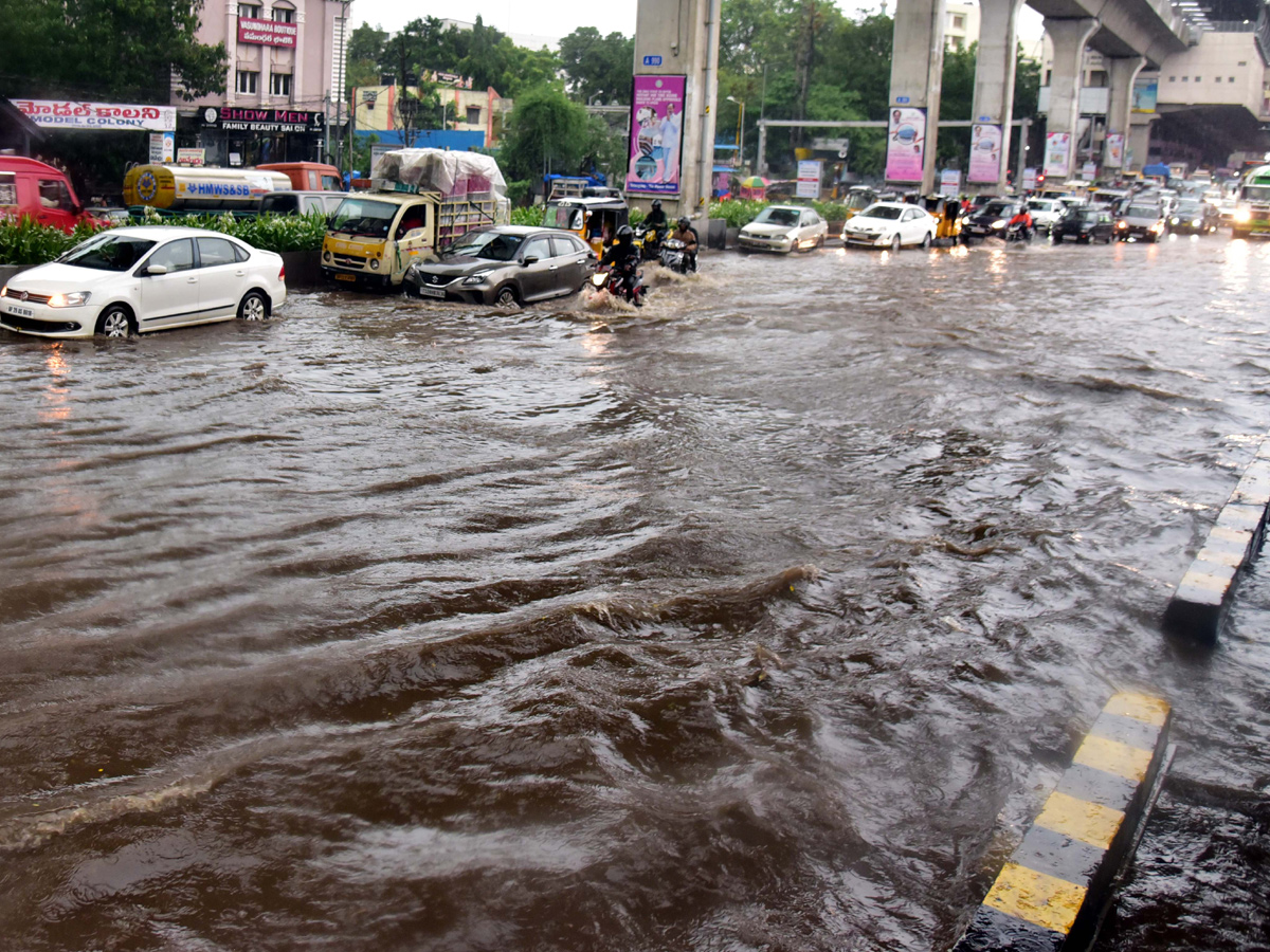 Heavy rainfall predicted in parts of Hyderabad Photo Gallery - Sakshi15