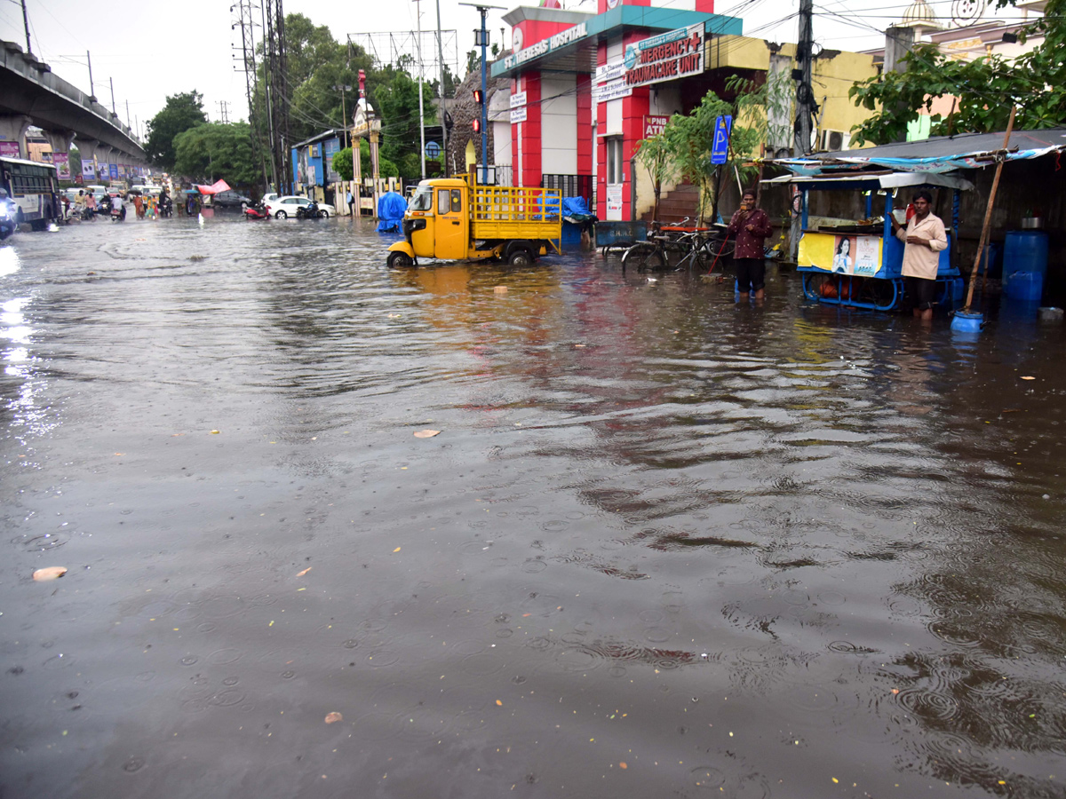 Heavy rainfall predicted in parts of Hyderabad Photo Gallery - Sakshi7