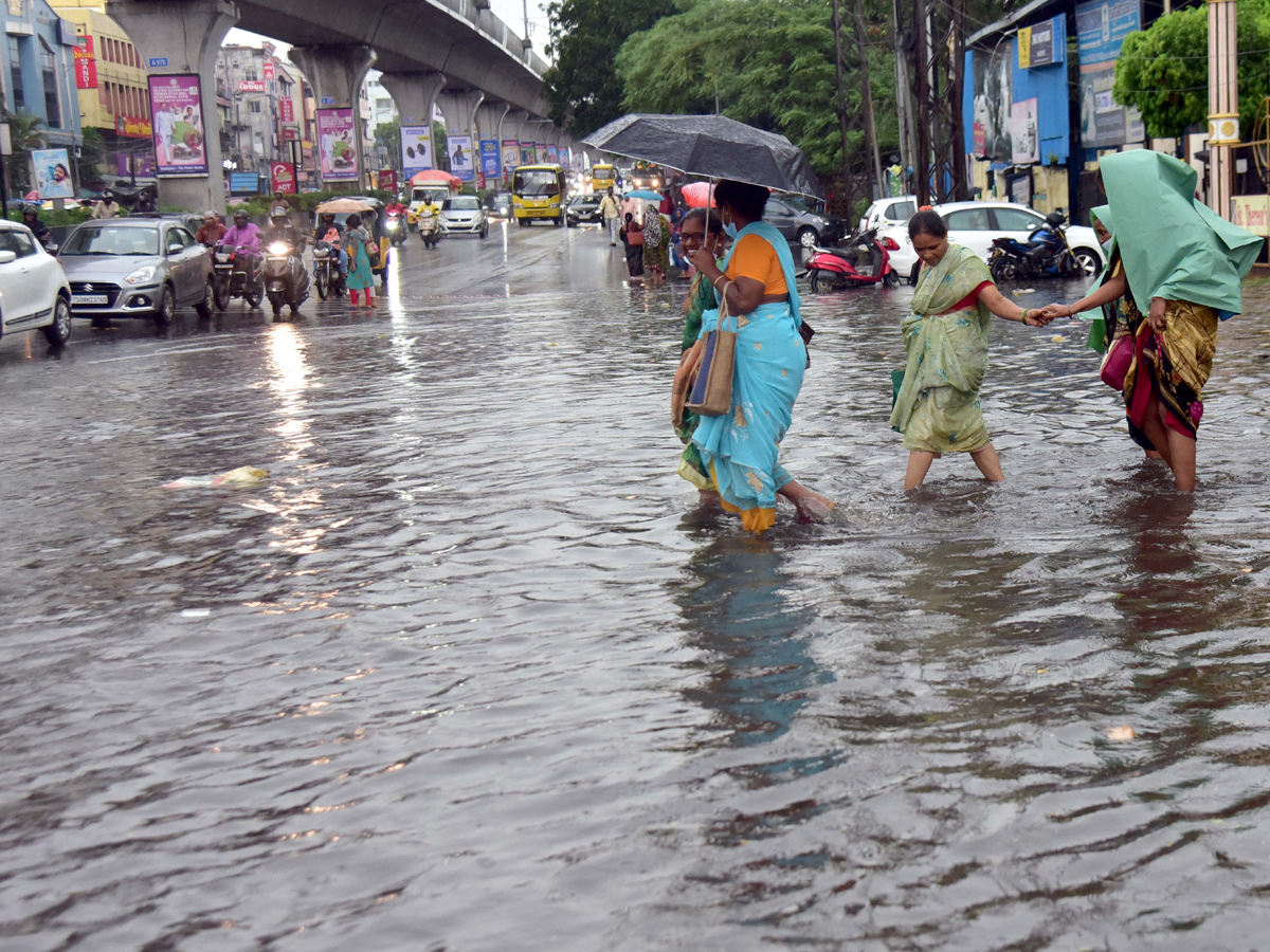 Heavy rainfall predicted in parts of Hyderabad Photo Gallery - Sakshi8