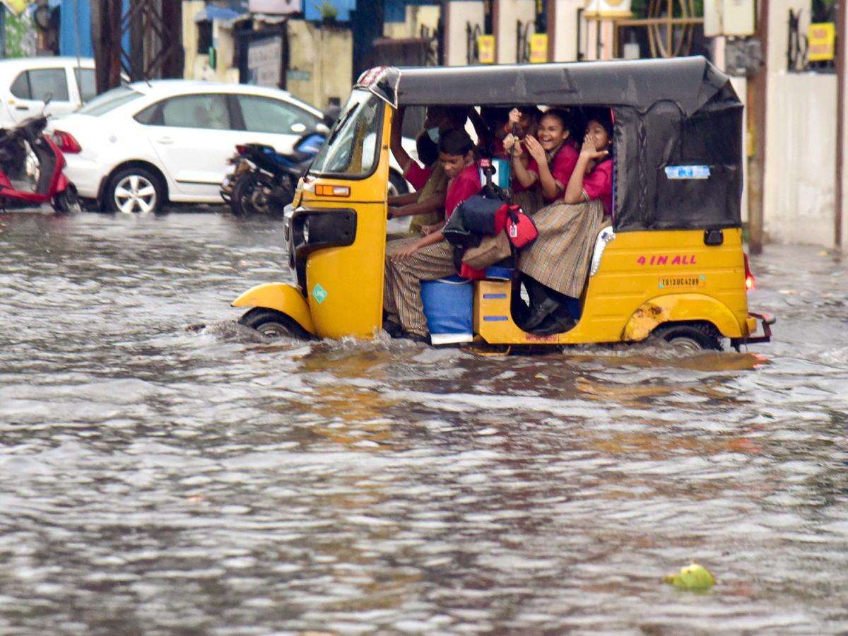 Heavy rainfall predicted in parts of Hyderabad Photo Gallery - Sakshi9