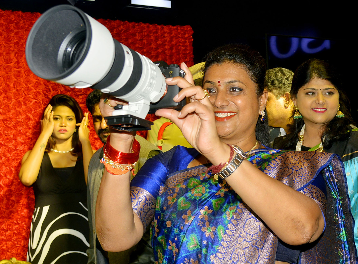 Photo Graphers One Click On Same Time Wonder Book Of Records Minister Roja - Sakshi1