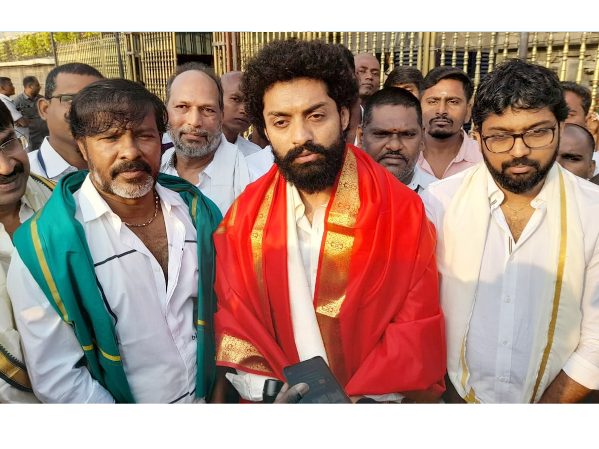 Nandamuri Kalyan Ram Visits Tirumala Tirupati Temple photo Gallery - Sakshi2