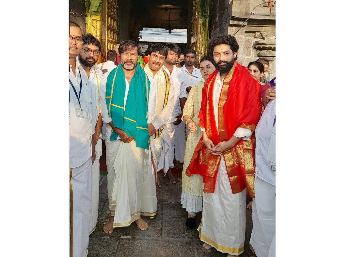 Nandamuri Kalyan Ram Visits Tirumala Tirupati Temple photo Gallery - Sakshi4