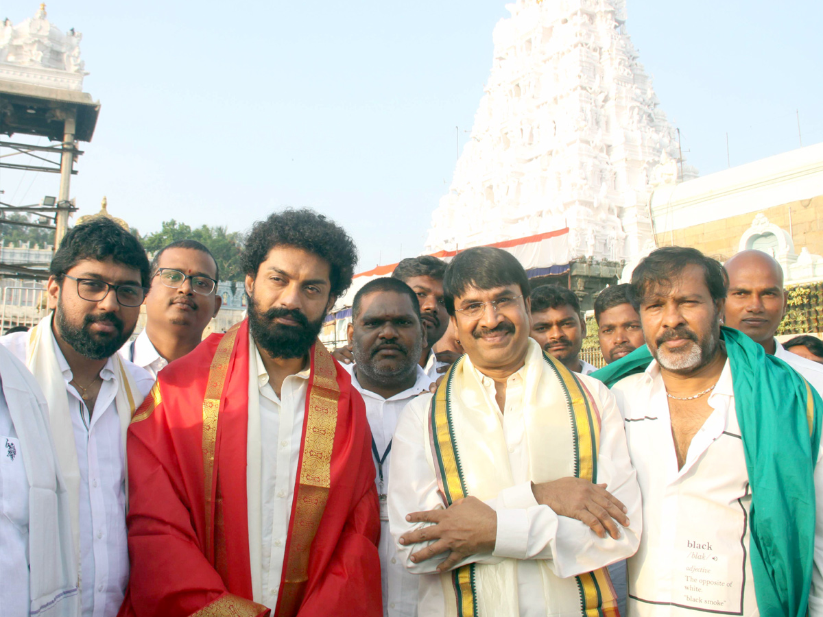 Nandamuri Kalyan Ram Visits Tirumala Tirupati Temple photo Gallery - Sakshi6