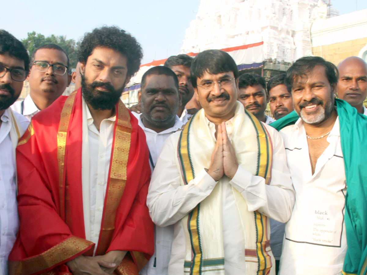 Nandamuri Kalyan Ram Visits Tirumala Tirupati Temple photo Gallery - Sakshi7