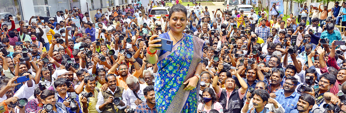 Photo Graphers One Click On Same Time Wonder Book Of Records Minister Roja - Sakshi12