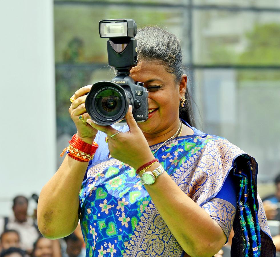 Photo Graphers One Click On Same Time Wonder Book Of Records Minister Roja - Sakshi5