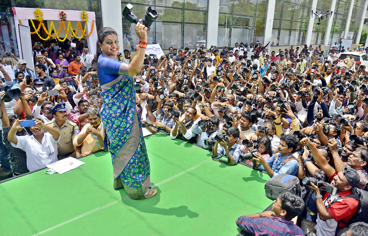 Photo Graphers One Click On Same Time Wonder Book Of Records Minister Roja - Sakshi7