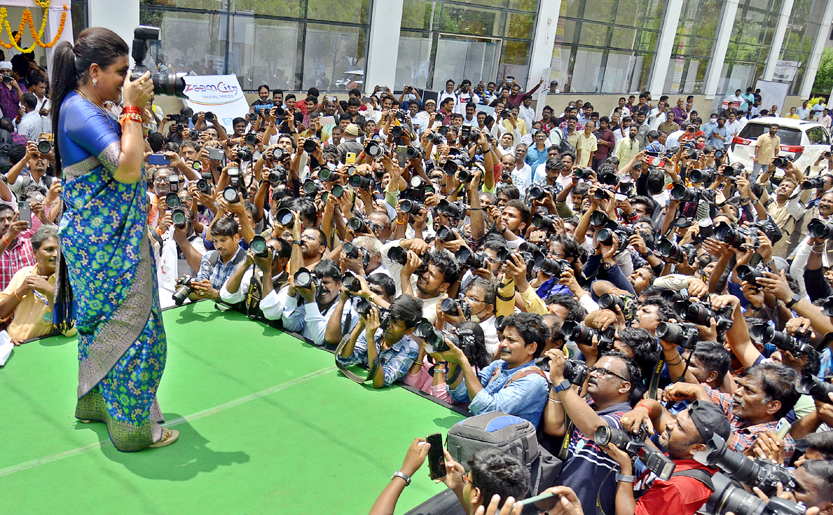 Photo Graphers One Click On Same Time Wonder Book Of Records Minister Roja - Sakshi8