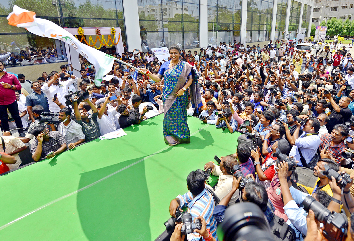 Photo Graphers One Click On Same Time Wonder Book Of Records Minister Roja - Sakshi9