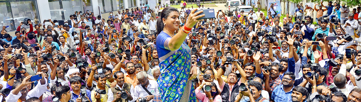 Photo Graphers One Click On Same Time Wonder Book Of Records Minister Roja - Sakshi11