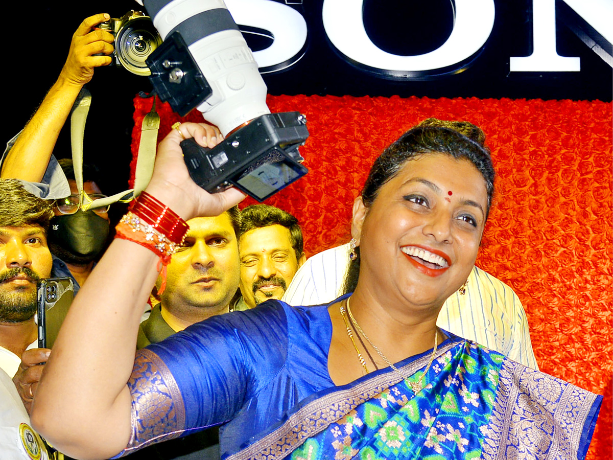 Photo Graphers One Click On Same Time Wonder Book Of Records Minister Roja - Sakshi2