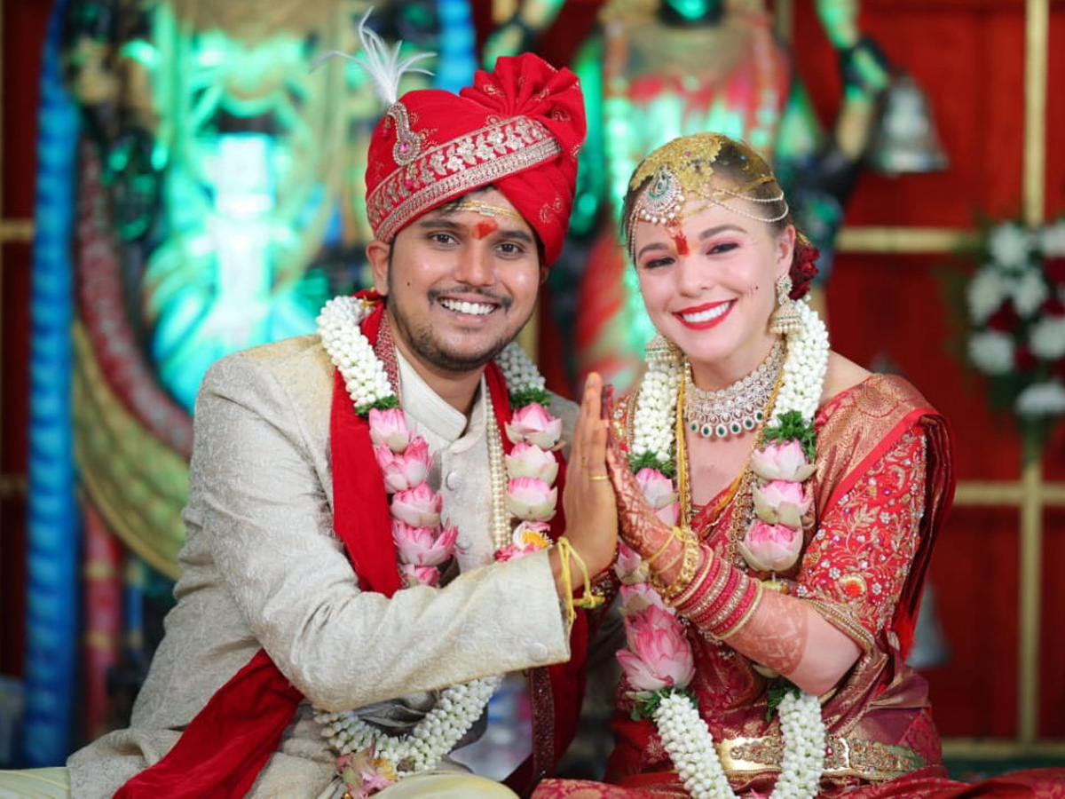 Telangana Boy Marries American Girl In Hanamkonda Photo Gallery - Sakshi5