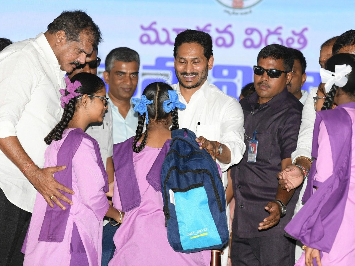 Jagananna Vidya Kanuka Kits Distribution in AP Govt School students Photo Gallery - Sakshi19