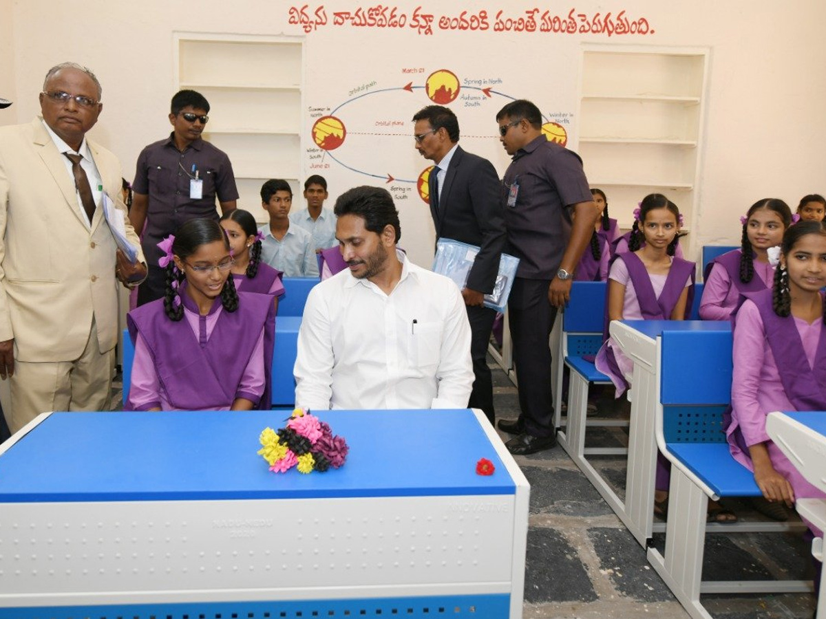 Jagananna Vidya Kanuka Kits Distribution in AP Govt School students Photo Gallery - Sakshi3