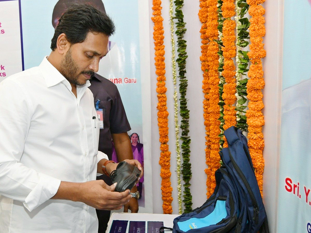 Jagananna Vidya Kanuka Kits Distribution in AP Govt School students Photo Gallery - Sakshi27