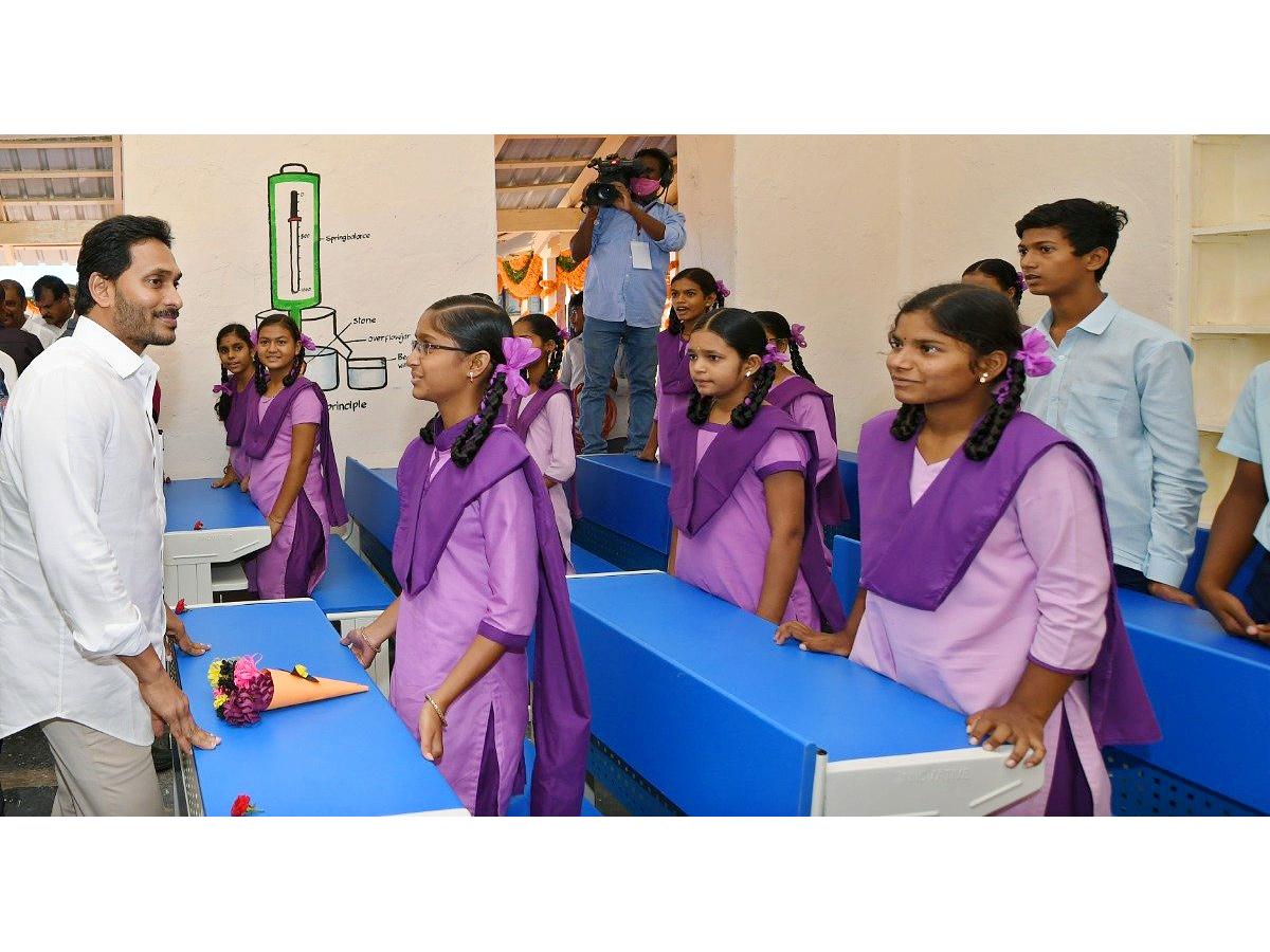 Jagananna Vidya Kanuka Kits Distribution in AP Govt School students Photo Gallery - Sakshi4