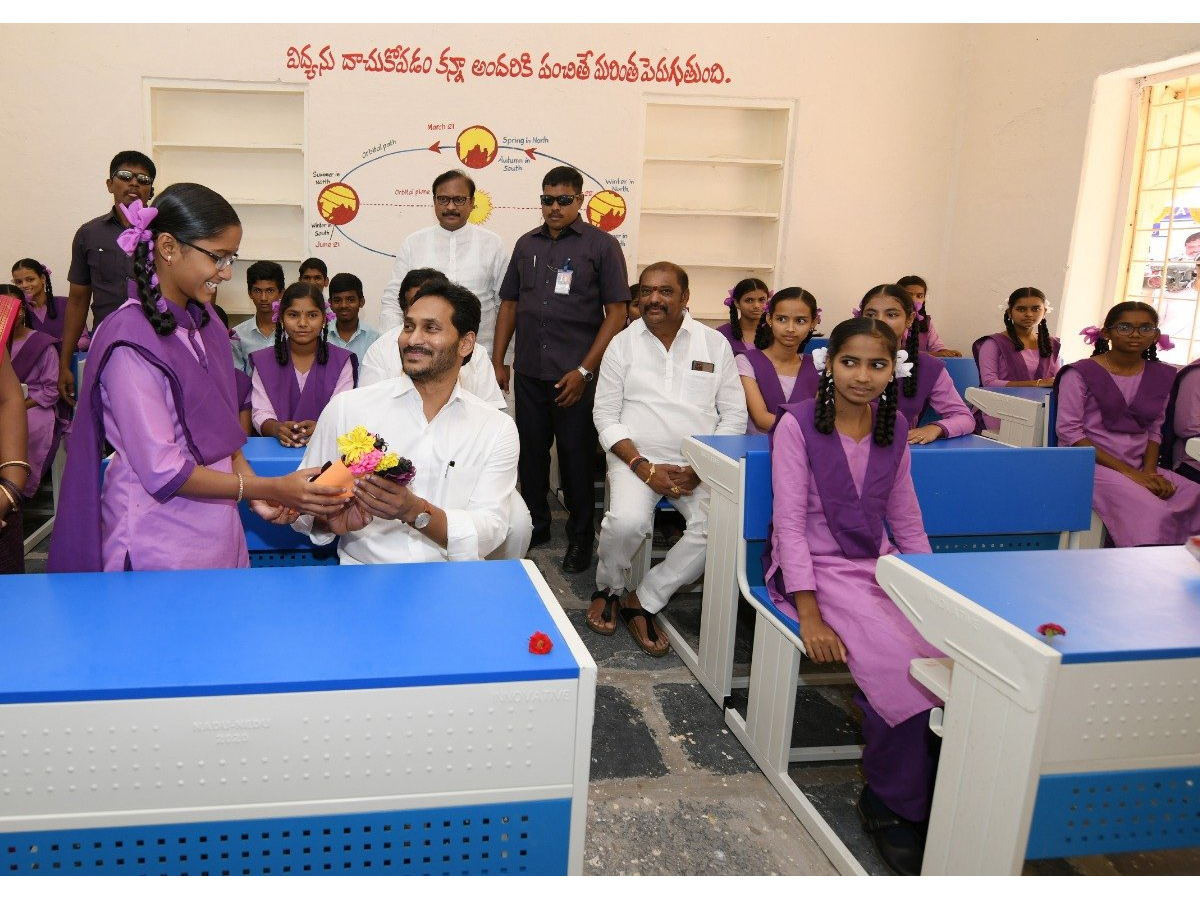 Jagananna Vidya Kanuka Kits Distribution in AP Govt School students Photo Gallery - Sakshi34