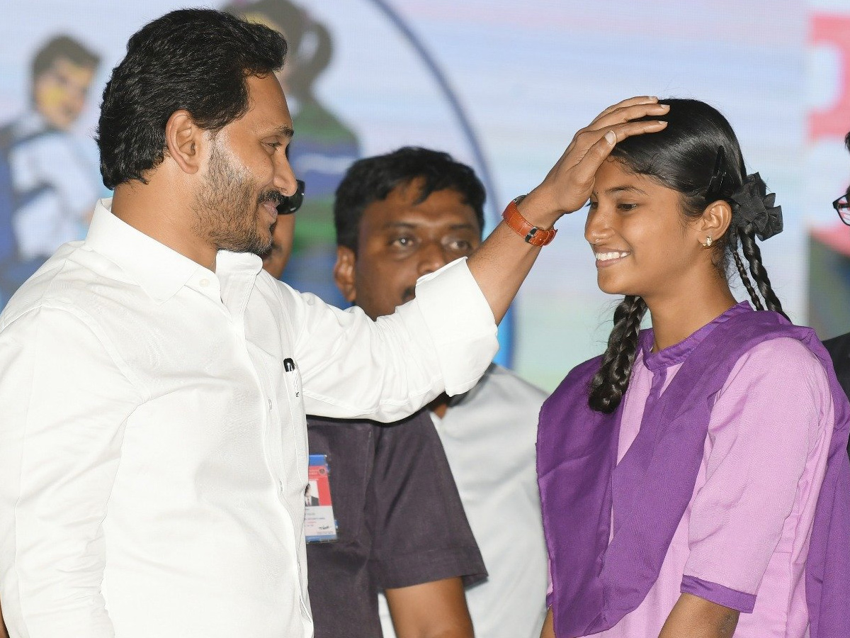 Jagananna Vidya Kanuka Kits Distribution in AP Govt School students Photo Gallery - Sakshi36