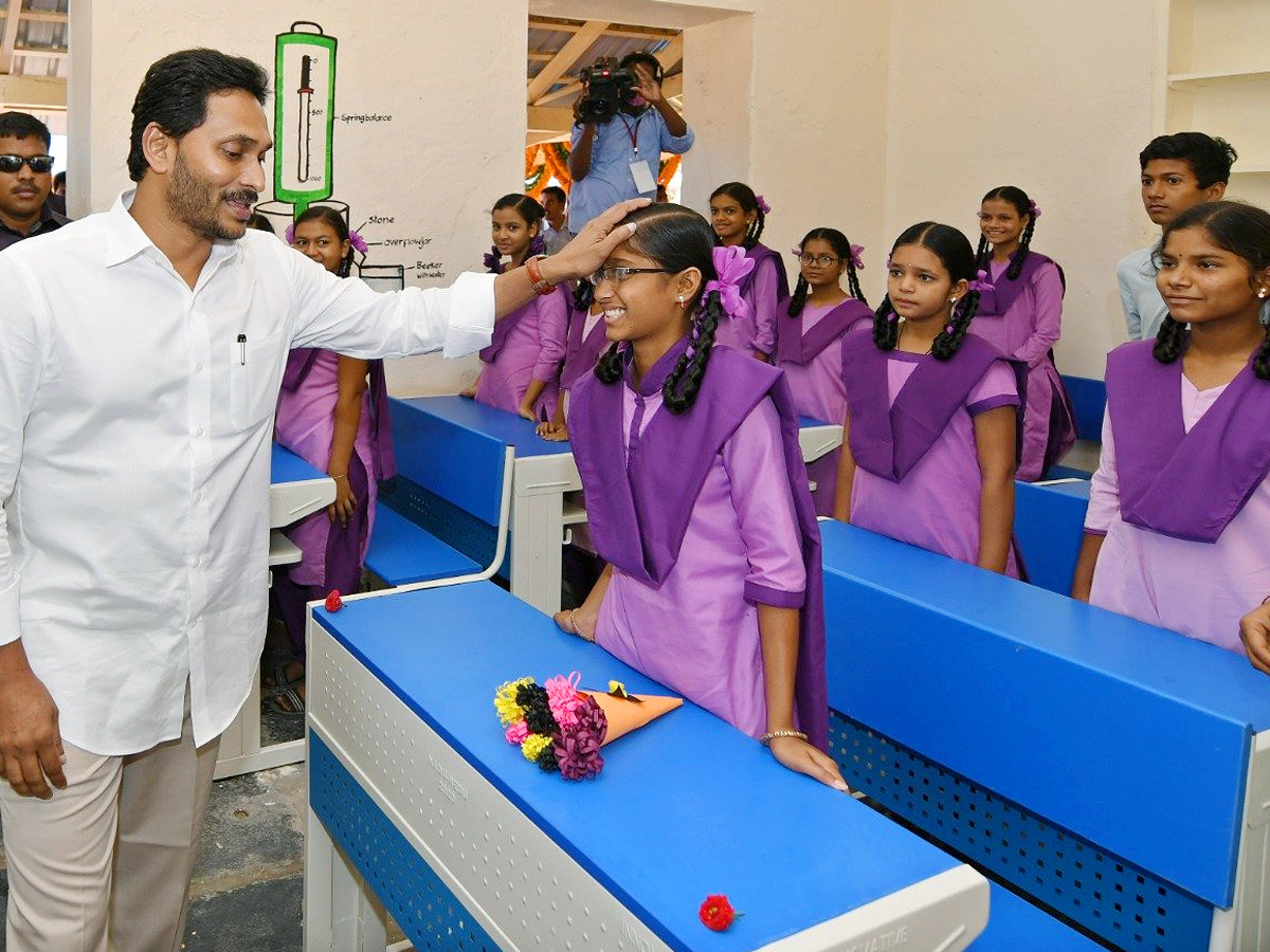 Jagananna Vidya Kanuka Kits Distribution in AP Govt School students Photo Gallery - Sakshi5