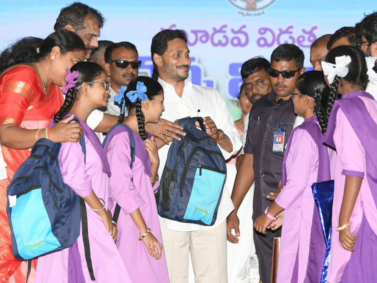 Jagananna Vidya Kanuka Kits Distribution in AP Govt School students Photo Gallery - Sakshi6