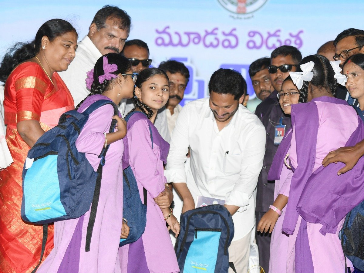 Jagananna Vidya Kanuka Kits Distribution in AP Govt School students Photo Gallery - Sakshi8